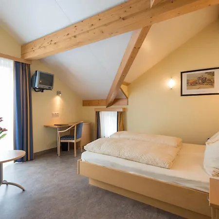 Burg Hof 3*